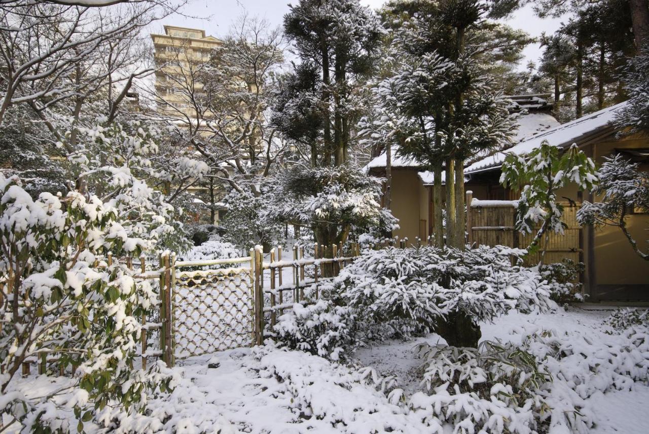 Suimeikan Gero Extérieur photo The temple in winter
