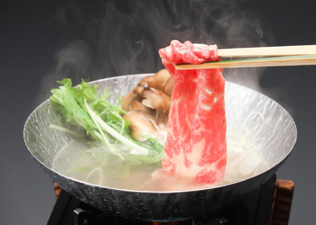 Suimeikan Gero Extérieur photo A piece of Kobe beef being cooked in a pot