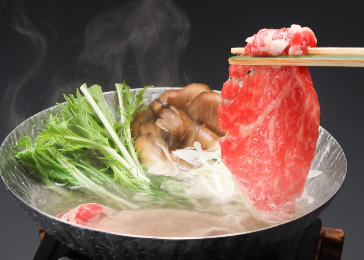 Suimeikan Gero Extérieur photo A piece of marbled beef being dipped into a pot of soup