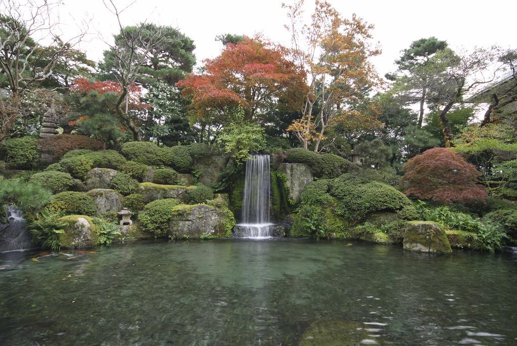 Suimeikan Gero Extérieur photo A waterfall in the garden