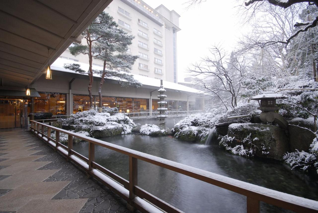 Suimeikan Gero Extérieur photo A view of the outdoor onsen at the hotel